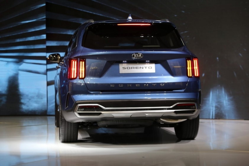 Kia điều chỉnh giá bán loạt SUV: Sorento giảm đến 60 triệu, Seltos tăng 5 triệu đồng 385363