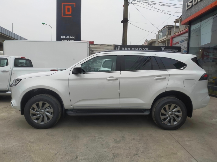 SUV đối thủ của Ford Everest giảm giá