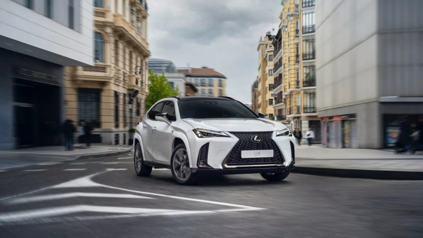 2025-Lexus-UX-300h-1219-15-1536x