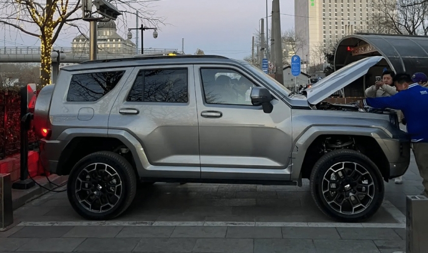 gwm-tank-700-hi4-t-suv-menh-danh (1)