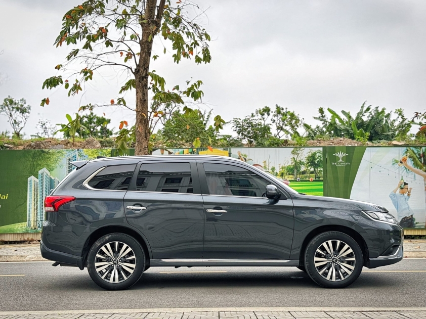 Bất ngờ giá chào bán của Mitsubishi Outlander 'lướt' sau 2 năm lăn bánh 409751