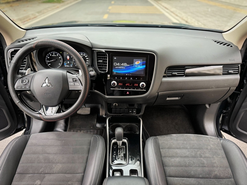 Bất ngờ giá chào bán của Mitsubishi Outlander 'lướt' sau 2 năm lăn bánh 409752