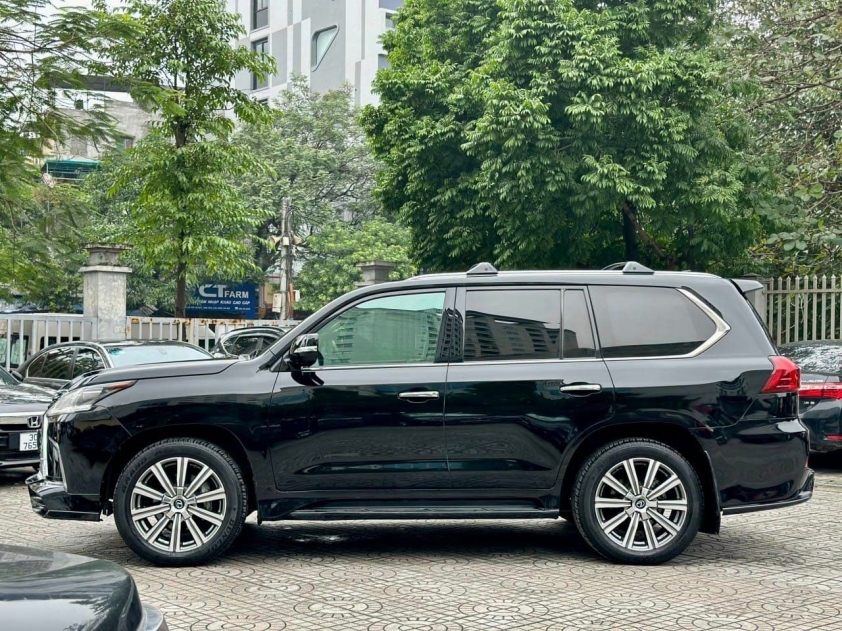 Ngỡ ngàng giá chào bán của Lexus LX 570 cũ sau 8 năm lăn bánh 410161