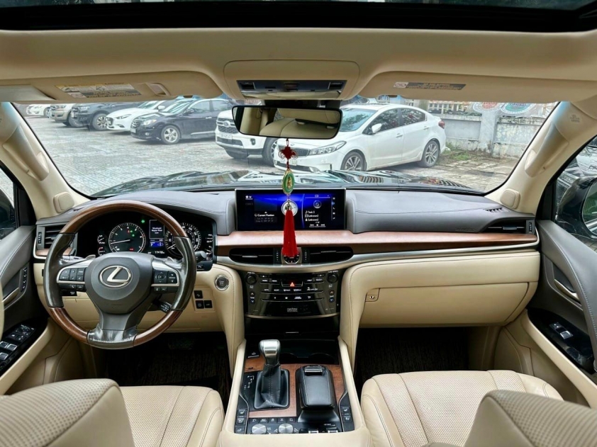Ngỡ ngàng giá chào bán của Lexus LX 570 cũ sau 8 năm lăn bánh 410163