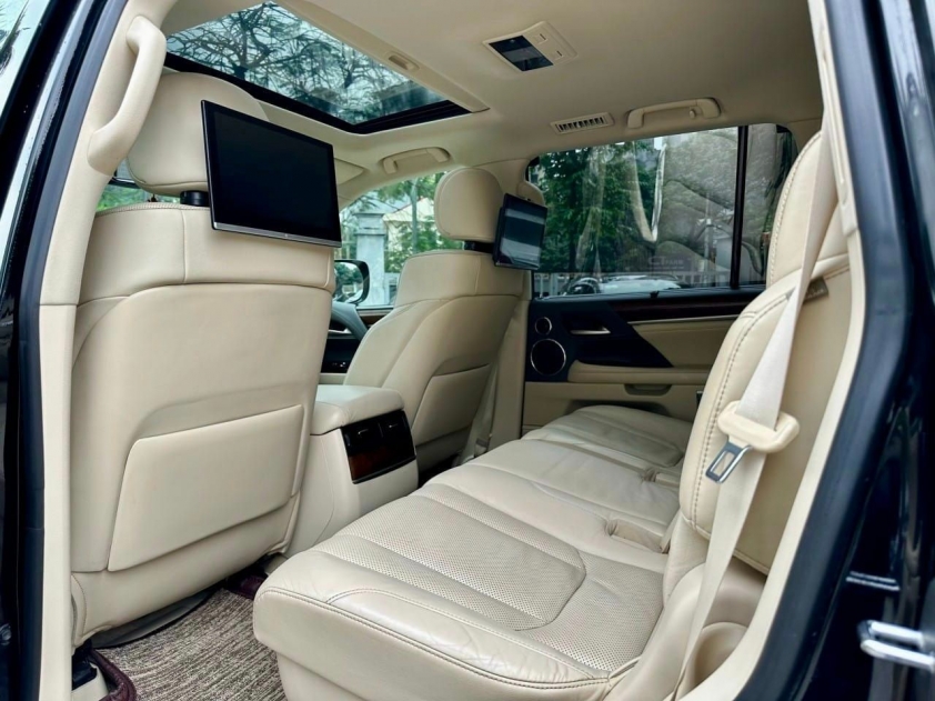 Ngỡ ngàng giá chào bán của Lexus LX 570 cũ sau 8 năm lăn bánh 410164