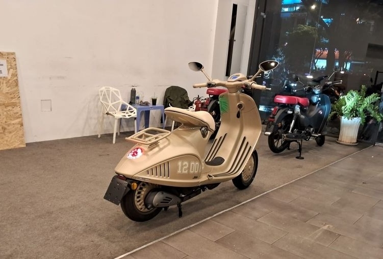 Chiêm ngưỡng Vespa 946 Dragon đầu tiên tại Việt Nam, giá dự kiến không dưới 2 tỷ đồng 413633