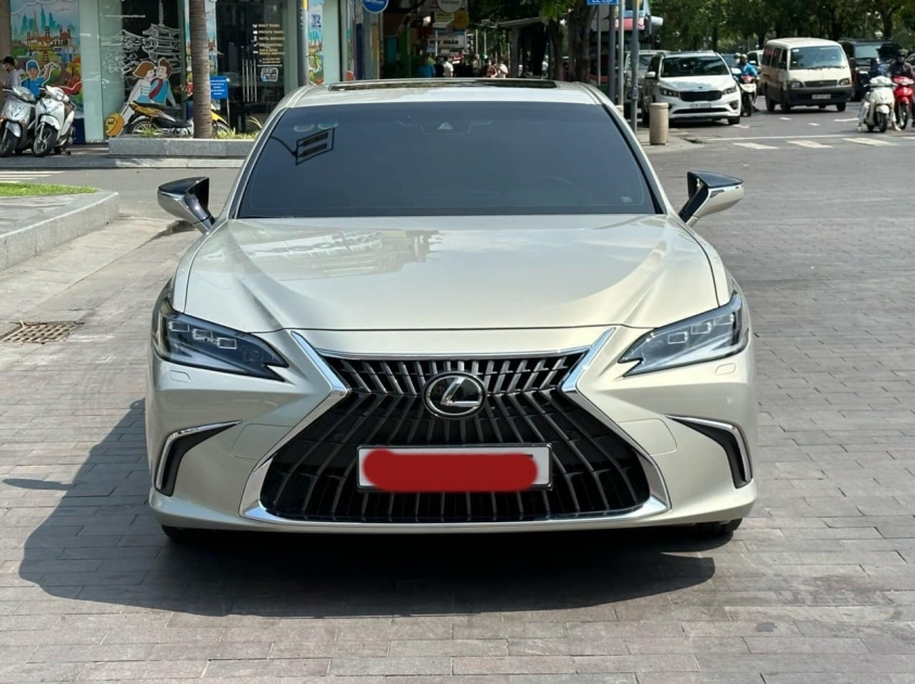 Sau 2 năm lăn bánh, sedan hạng sang Lexus ES 250 'lướt' bán lại với giá khó tin 416533