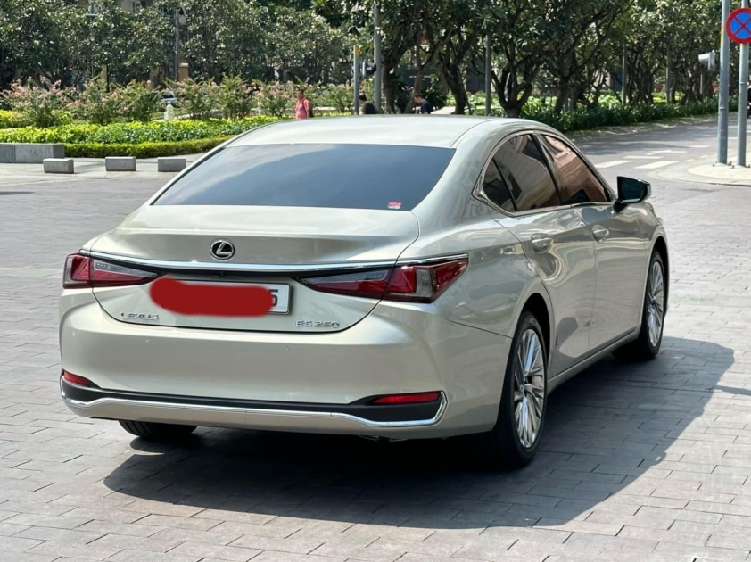 Sau 2 năm lăn bánh, sedan hạng sang Lexus ES 250 'lướt' bán lại với giá khó tin 416536