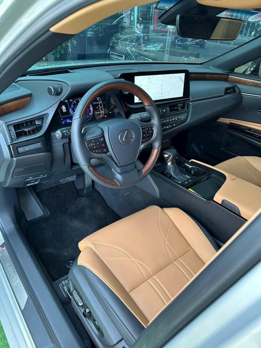 Sau 2 năm lăn bánh, sedan hạng sang Lexus ES 250 'lướt' bán lại với giá khó tin 416537