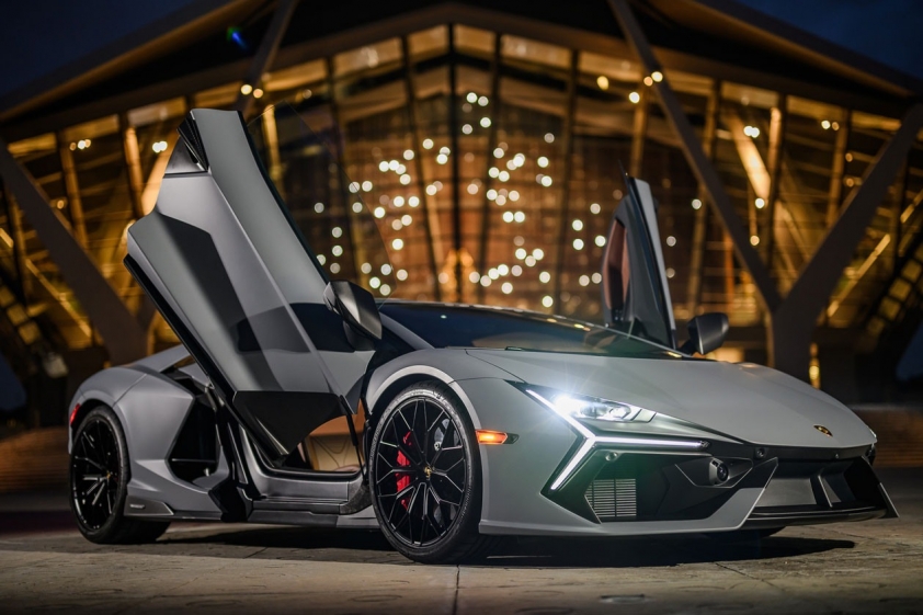 Lamborghini-Revuelto-1