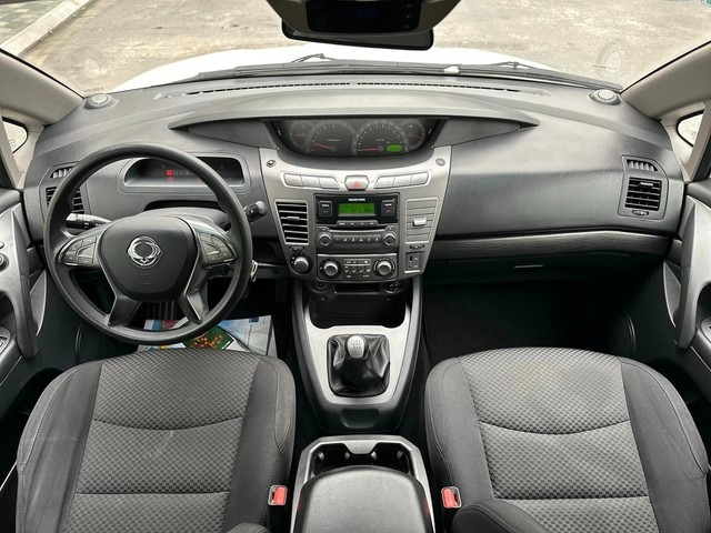 SsangYong-Turismo-2