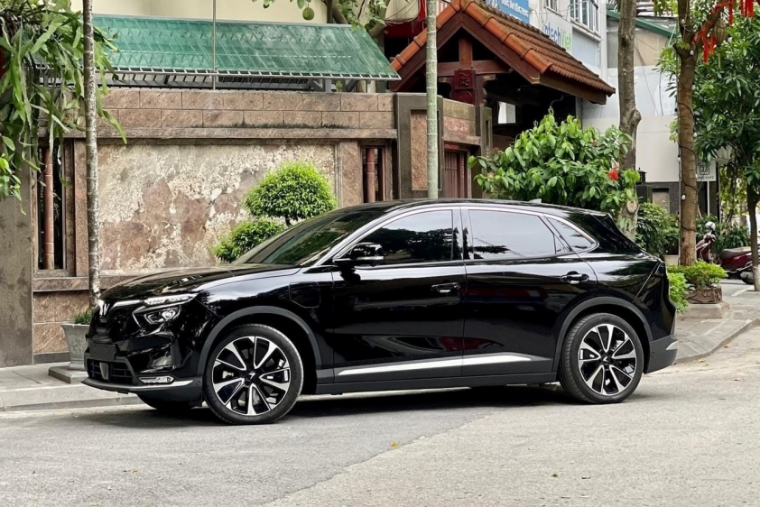 Sau 2 năm sử dụng, xe điện VinFast VF 8 'lướt' trượt giá ngang một chiếc Huyndai Accent 420217