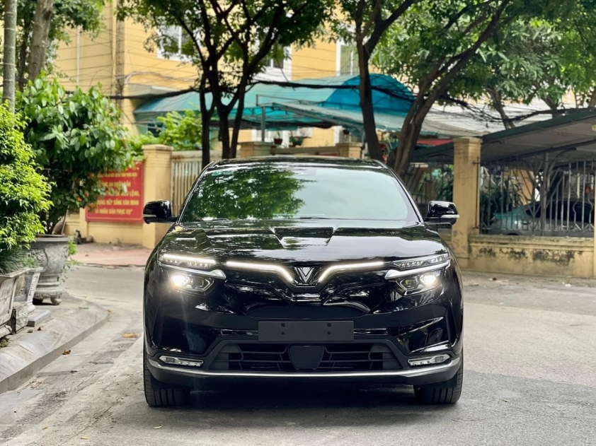 Sau 2 năm sử dụng, xe điện VinFast VF 8 'lướt' trượt giá ngang một chiếc Huyndai Accent 420219