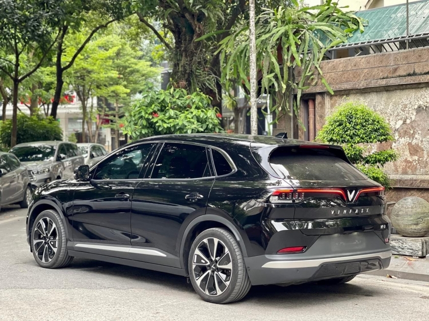 Sau 2 năm sử dụng, xe điện VinFast VF 8 'lướt' trượt giá ngang một chiếc Huyndai Accent 420220