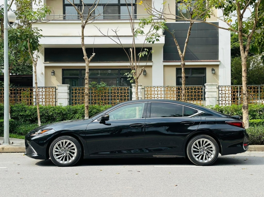 Lăn bánh 2 năm, xe sang Lexus ES 300h 'lướt' trượt giá ngang một chiếc Honda CR-V 422132