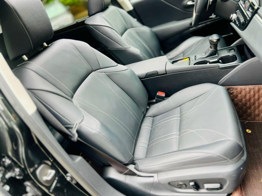 Lăn bánh 2 năm, xe sang Lexus ES 300h 'lướt' trượt giá ngang một chiếc Honda CR-V 422138