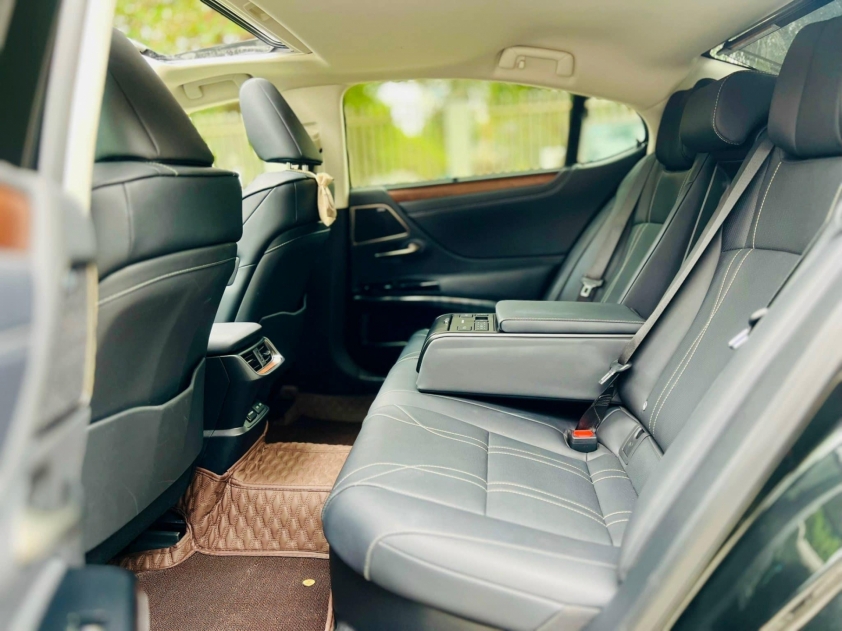 Lăn bánh 2 năm, xe sang Lexus ES 300h 'lướt' trượt giá ngang một chiếc Honda CR-V 422142