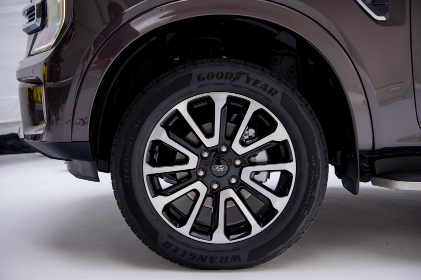 Vén màn Ford Everest Platinum tại Việt Nam: Trang bị hiện đại hơn, mở bán vào tháng sau 422456