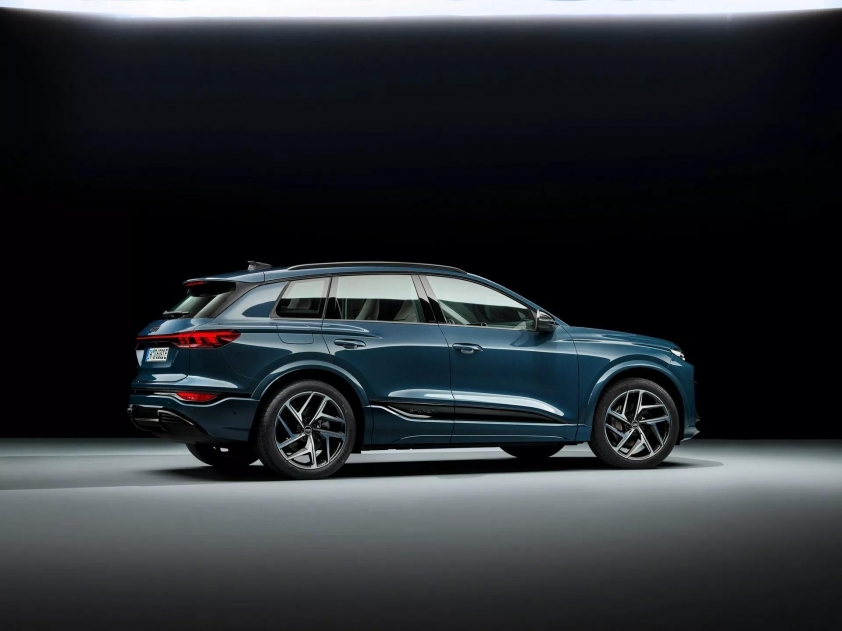 2025-audi-q6-e-tron-3