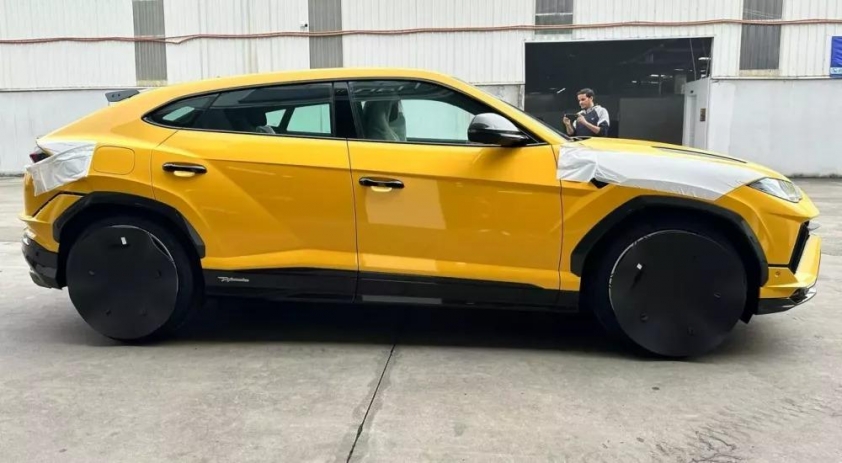Màn nhận xe Lamborghini hơn 20 tỷ đồng có '1-0-2' của vợ chồng Đoàn Di Băng 432620