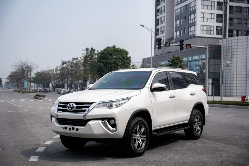 Sau 5 năm lăn bánh, SUV Toyota Fortuner cũ trượt giá ngang một chiếc Honda City 432745