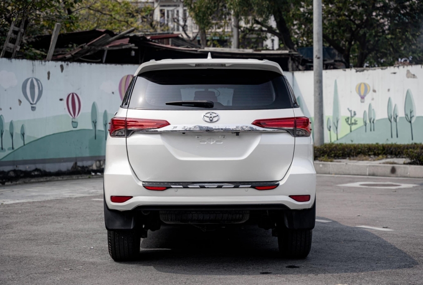 Sau 5 năm lăn bánh, SUV Toyota Fortuner cũ trượt giá ngang một chiếc Honda City 432746