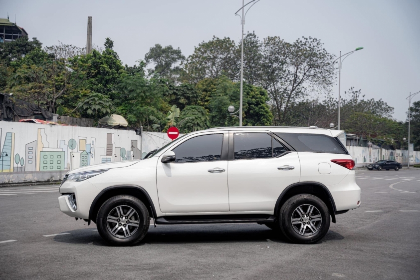 Sau 5 năm lăn bánh, SUV Toyota Fortuner cũ trượt giá ngang một chiếc Honda City 432751