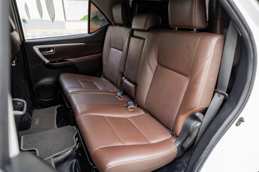 Sau 5 năm lăn bánh, SUV Toyota Fortuner cũ trượt giá ngang một chiếc Honda City 432794