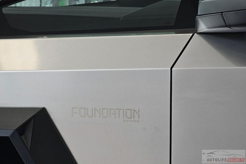Cận cảnh chiếc bán tải điện Tesla Cybertruck đầu tiên có mặt tại thị trường Đông Nam Á 438178