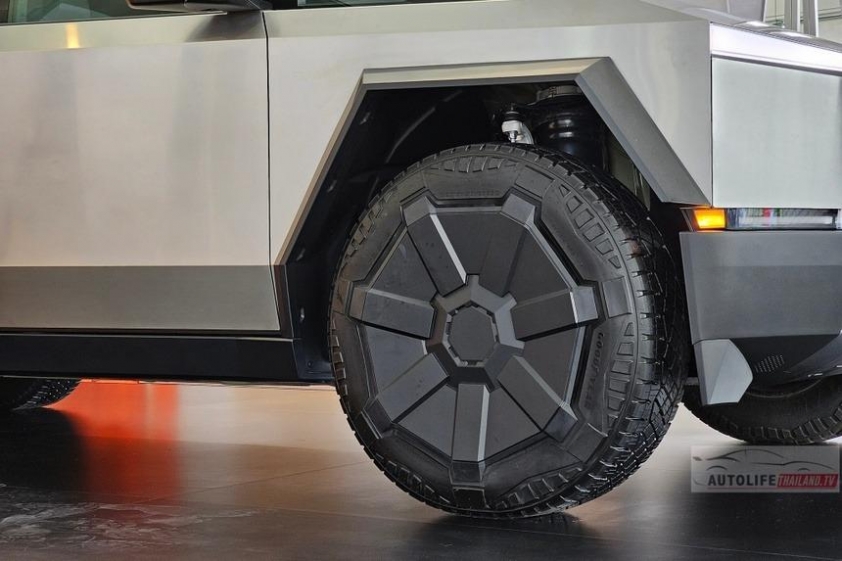 Cận cảnh chiếc bán tải điện Tesla Cybertruck đầu tiên có mặt tại thị trường Đông Nam Á 438181