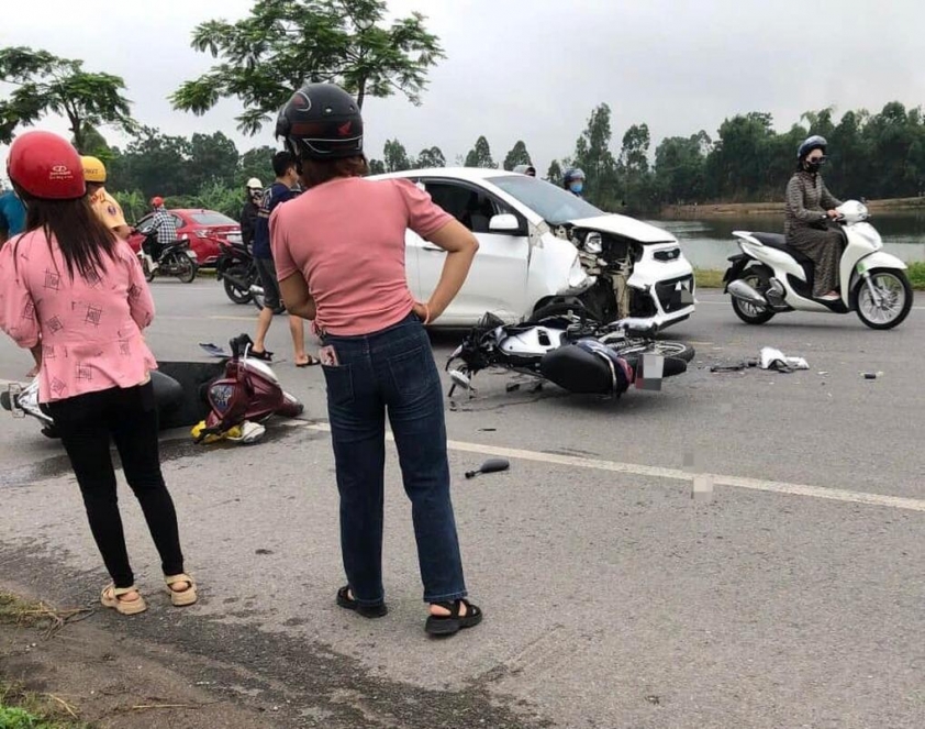 Nam thanh niên 'đầu trần' phóng nhanh lấn làn gây tai họa cho người khác 476391