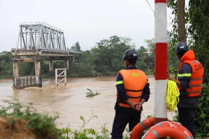 Phú Thọ: Cầu Phong Châu bất ngờ đổ sập do mưa lũ 524991
