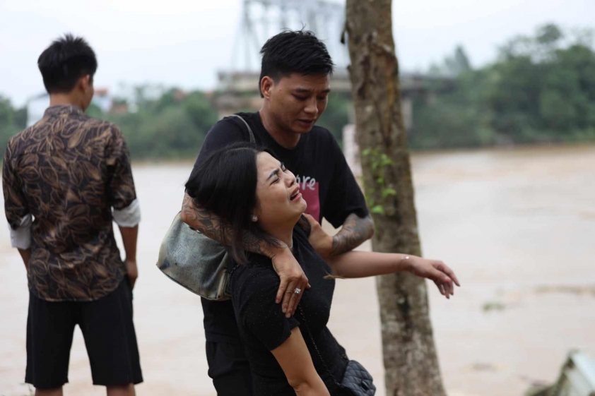Diễn biến vụ sập cầu ở Phú Thọ: 13 người mất tích, 10 ô tô rơi xuống sông 525002