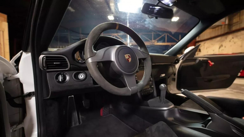 Sau 14 năm lăn bánh, Porsche 997 GT3 RS 2010 được bán với giá cao hơn cả xe mới 575911