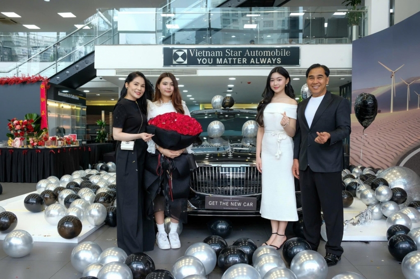Gia đình nghệ sĩ Quyền Linh chi gần 9 tỷ đồng để tậu xe sang Mercedes-Maybach S450 4Matic 593960