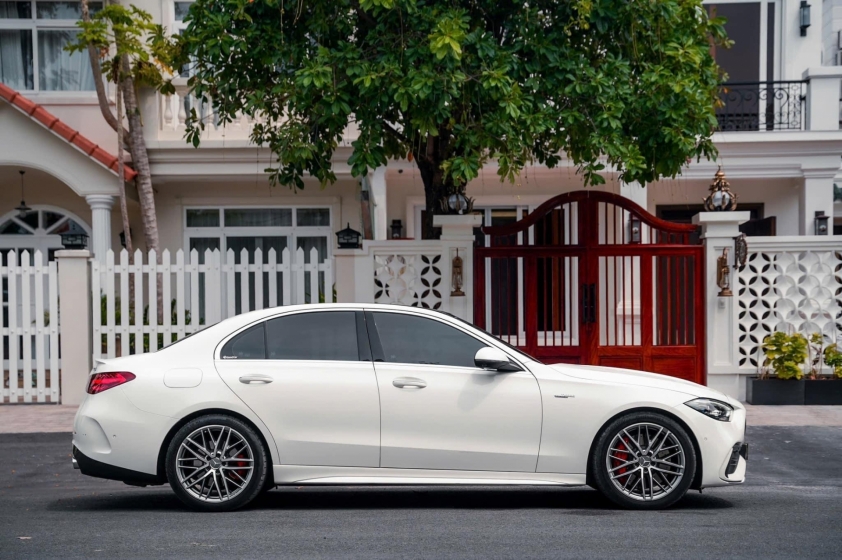 Sedan hiệu năng cao Mercedes-AMG C 43 4Matic 2023 được chủ nhân bán lại chỉ sau 2.500 km lăn bánh 604859
