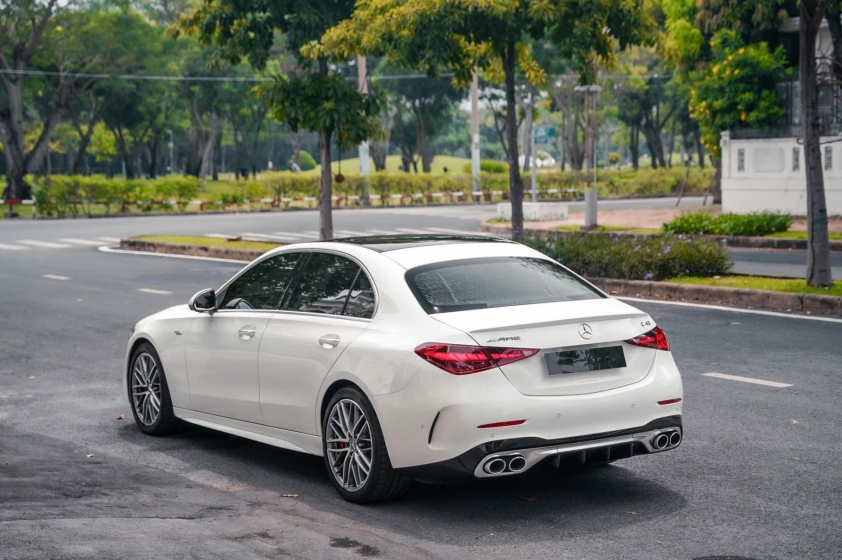 Sedan hiệu năng cao Mercedes-AMG C 43 4Matic 2023 được chủ nhân bán lại chỉ sau 2.500 km lăn bánh 604860