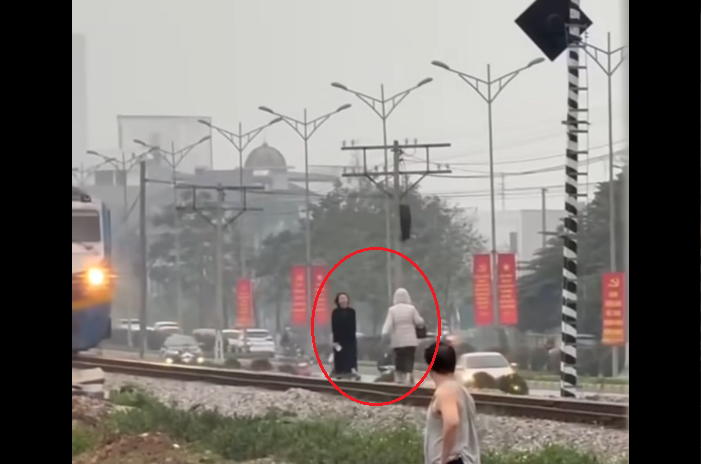 Bất chấp nguy hiểm quay video trên đường tàu thì bị xử phạt thế nào? 605145