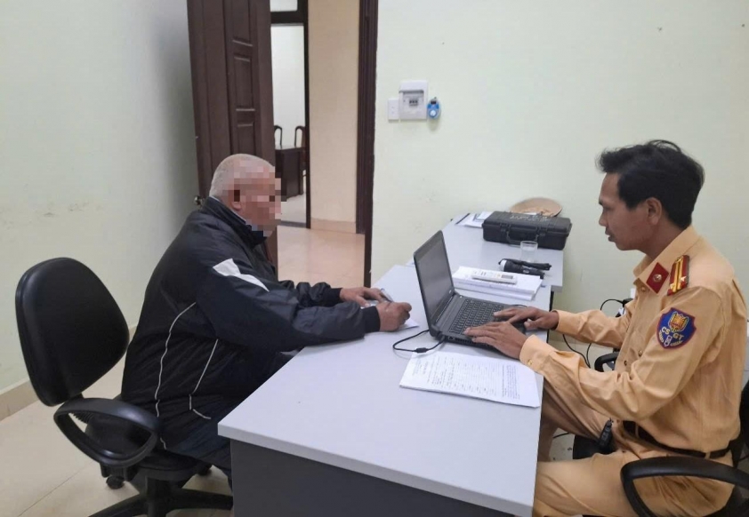 Huế: Xử lý tài xế xe tải tông gãy thanh chắn đường sắt khi đoàn tàu đang tới gần 614708