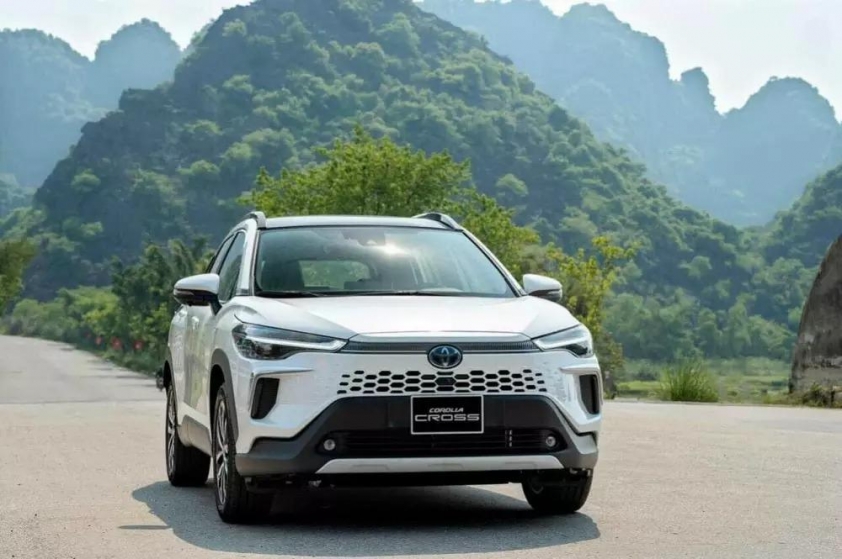 xe-hybrid-toyota-corolla-cross-1