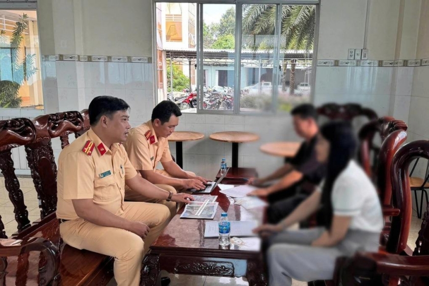 Vụ người phụ nữ đi xe máy đuổi theo đập vỡ kính ô tô giữa phố: Hé lộ nguyên nhân phía sau 635498