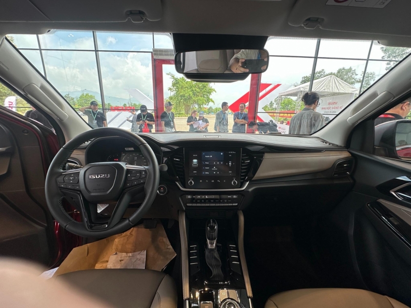 Bổ sung trang bị, tăng giá bán: Isuzu mu-X 2025 liệu có quá tự tin? 645815