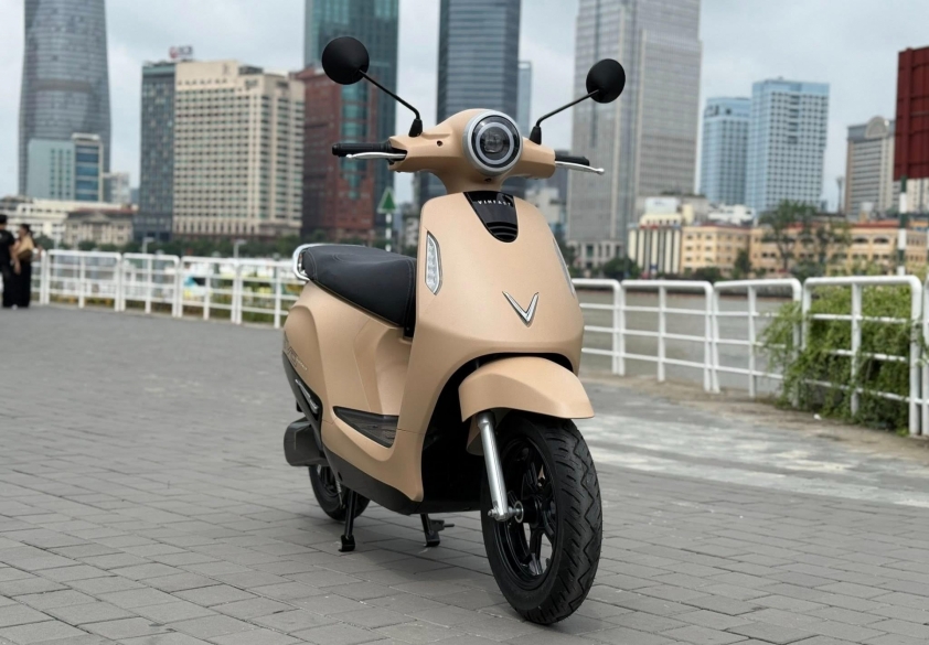Ảnh thực tế VinFast Evo Grand: Cốp siêu rộng nhưng lắp thêm pin phụ có còn để đồ thoải mái được không? 672529