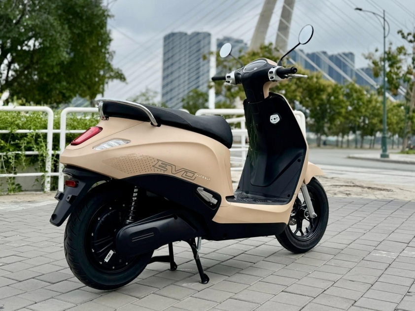 Ảnh thực tế VinFast Evo Grand: Cốp siêu rộng nhưng lắp thêm pin phụ có còn để đồ thoải mái được không? 672530