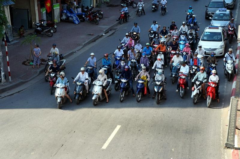 Chờ đèn đỏ dưới bóng râm tránh nắng nóng: Coi chừng bị phạt vì dừng xe sai vị trí 678539