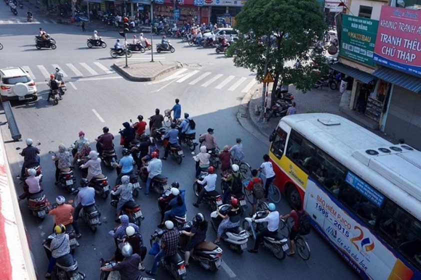 Chờ đèn đỏ dưới bóng râm tránh nắng nóng: Coi chừng bị phạt vì dừng xe sai vị trí 678538
