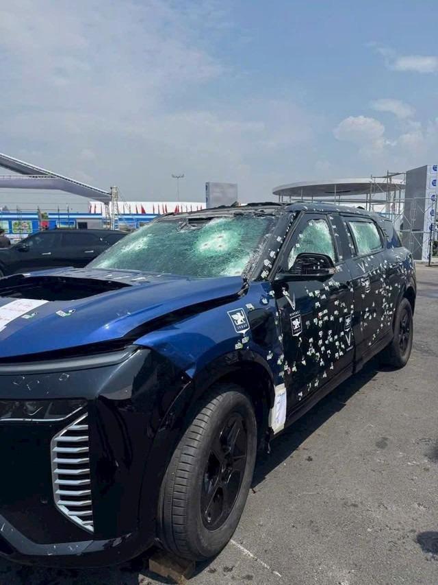 VinFast VF 9 limousine xuất hiện trong thử nghiệm chống đạn, hé lộ nhiều chi tiết đặc biệt 691510