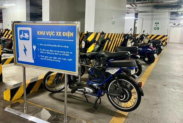 Người dùng cần lưu ý gì khi sạc pin tháo rời cho xe máy điện? 691592