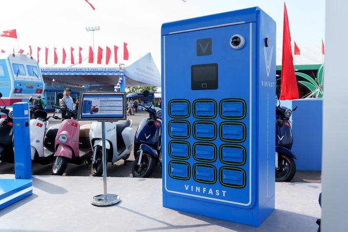 VinFast trưng bày mô hình trạm đổi pin xe máy điện tại Triển lãm Thành tựu Đất nước 80 năm 694483