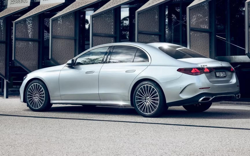 Mercedes-Benz E-Class giảm giá sâu tại đại lý,